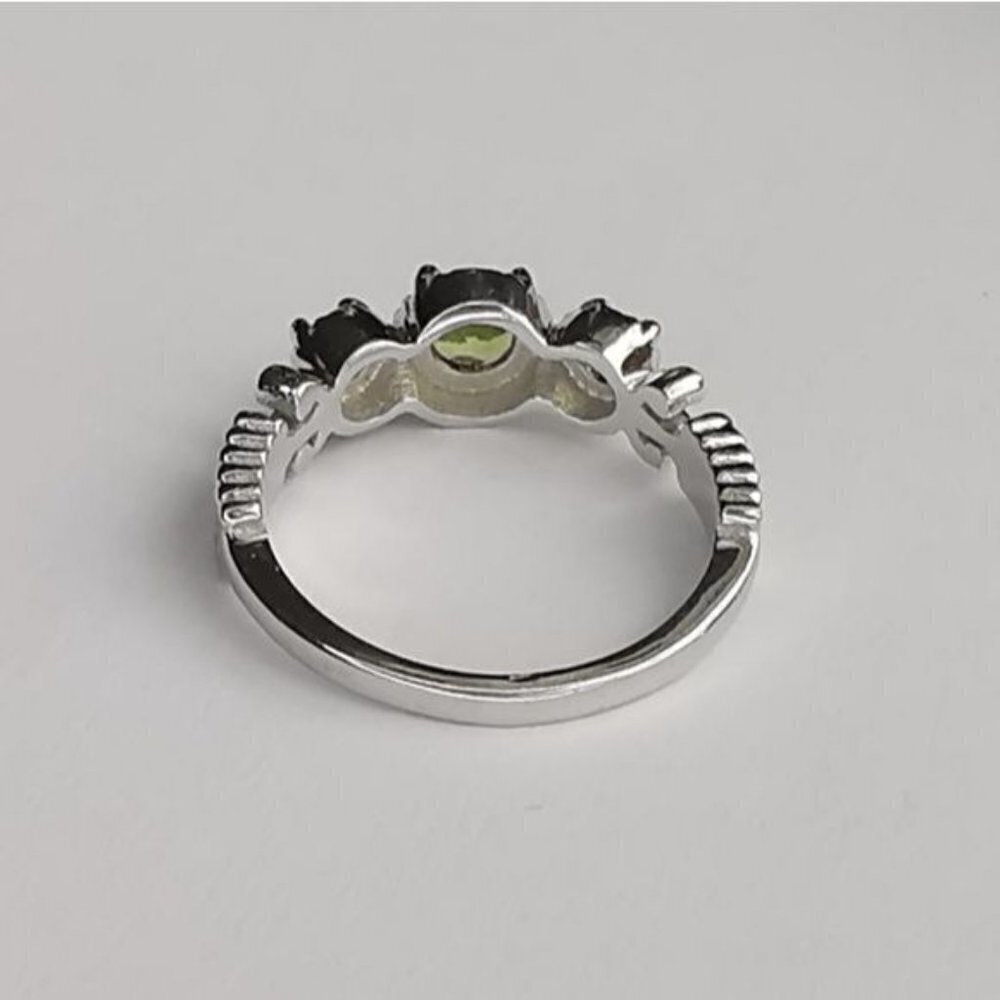 Apple Green Peridot 3 gemstone ring sterling silver size 7 🆕 - Picture 5 of 8